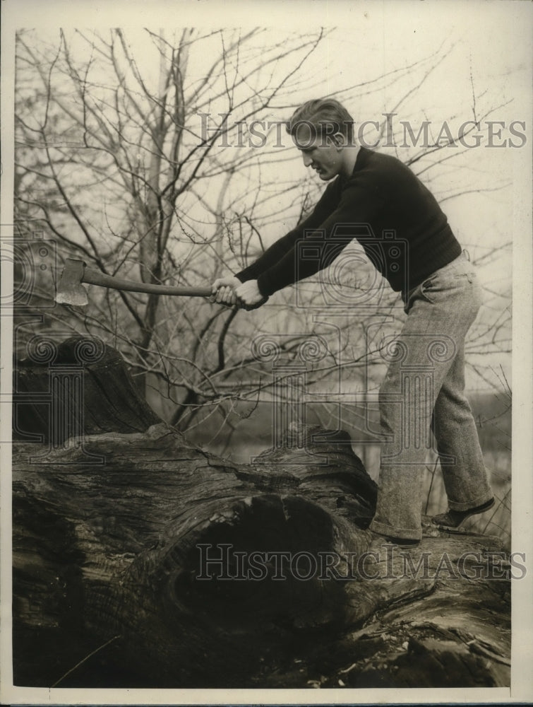 1928 Press Photo Light heavyweight boxing contender Joe Sekyra chopping wood- Historic Images