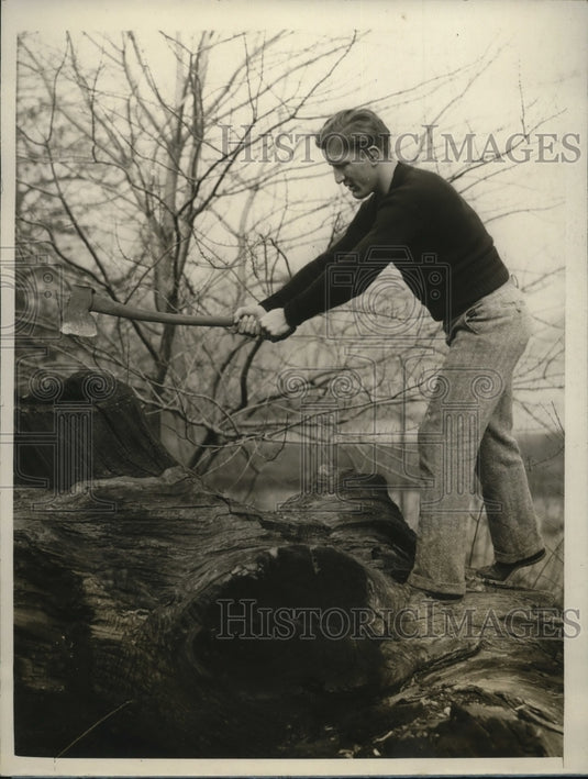 1928 Press Photo Light heavyweight boxing contender Joe Sekyra chopping wood- Historic Images