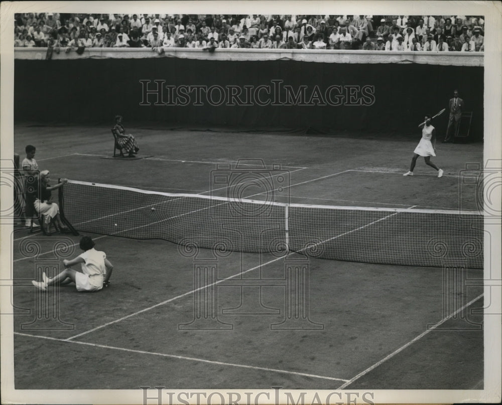 1950 Press Photo Margaret Dupont wins tennis match against Nancy Chaffee- Historic Images