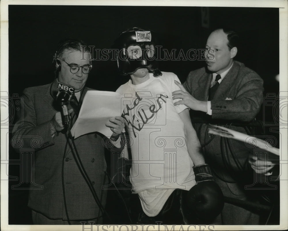 1943 Press Photo Sportswriter Bill Corum announces contestants for boxing match- Historic Images