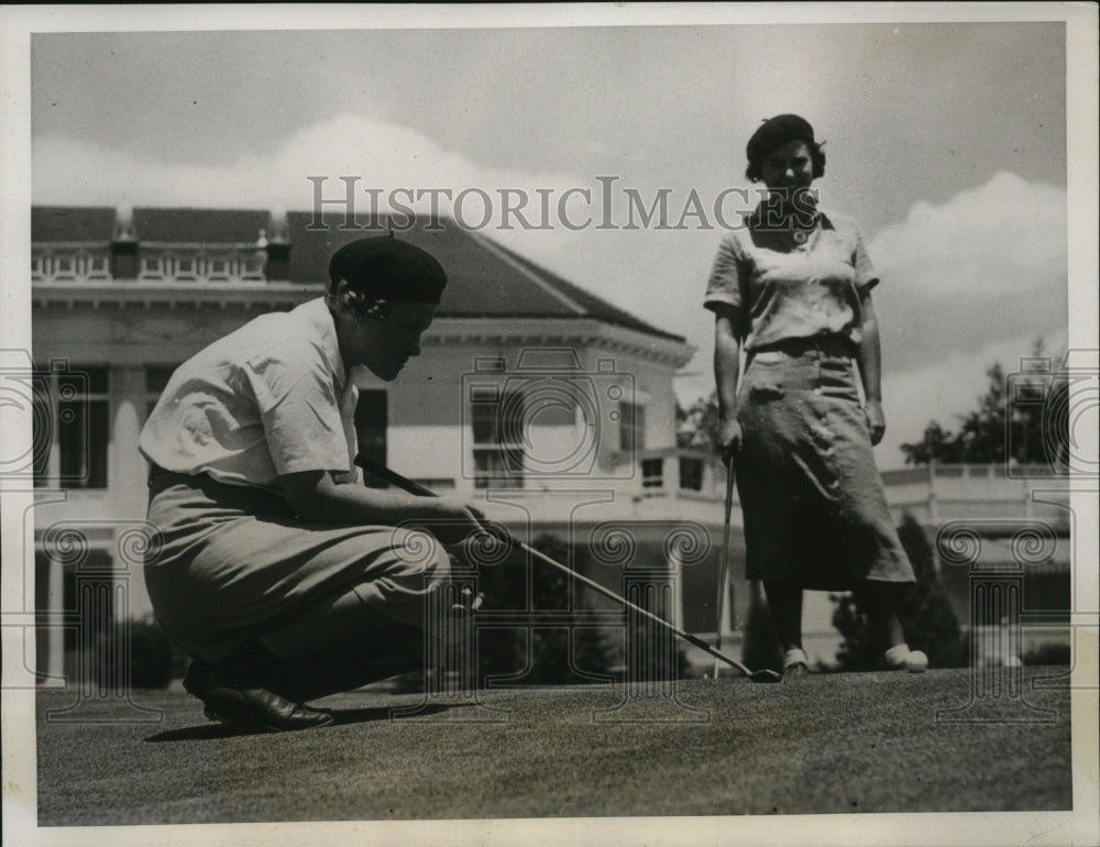 1938 Press Photo Patty Berg lines up putt during Western Open qualifying round- Historic Images