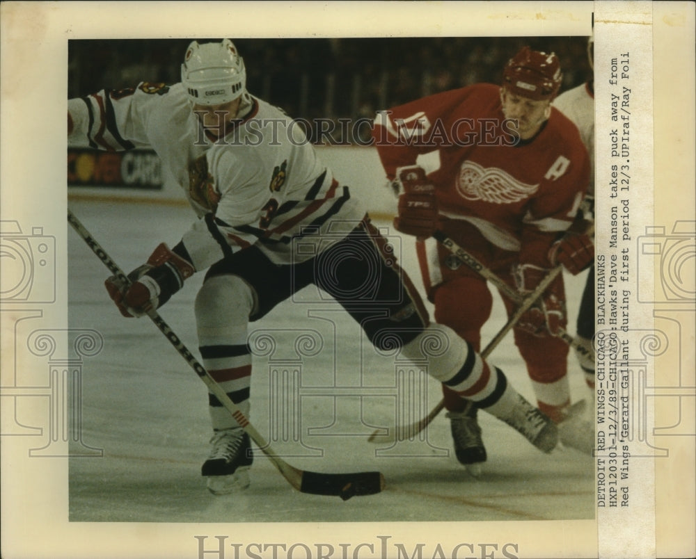 1989 Press Photo Blackhawks Dave Manson takes puck from Red Wings Gerard Gallant - Historic Images