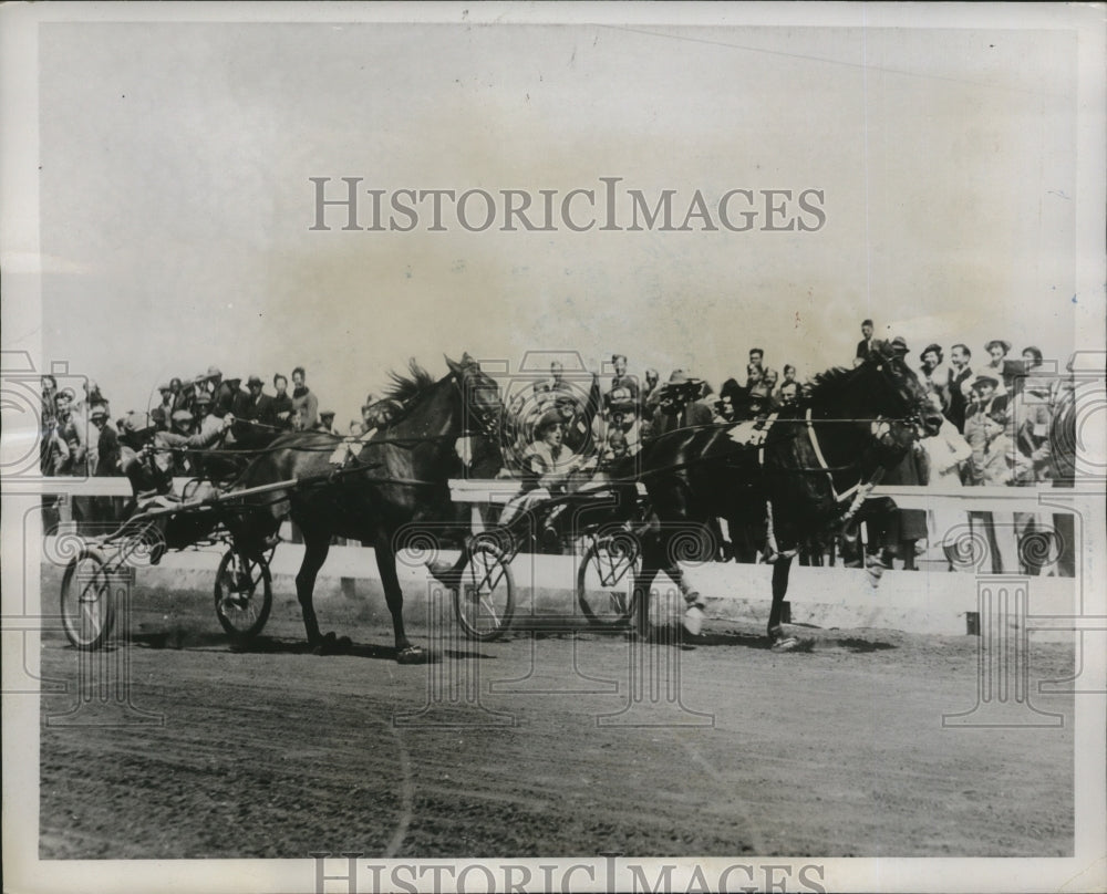 1937 Press Photo Mrs. Dunbar Fostwick wins trotting race from Miss Frances Post- Historic Images