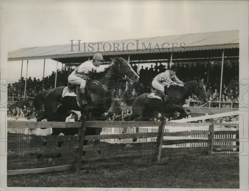 1938 Press Photo Abernaki and Red Ned take jump in Sucamore Mills Plate event- Historic Images