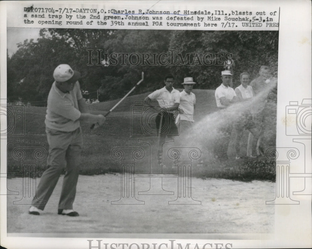 1957 Press Photo Charles R. Johnson blasts out of sand during PGA Tournament - Historic Images