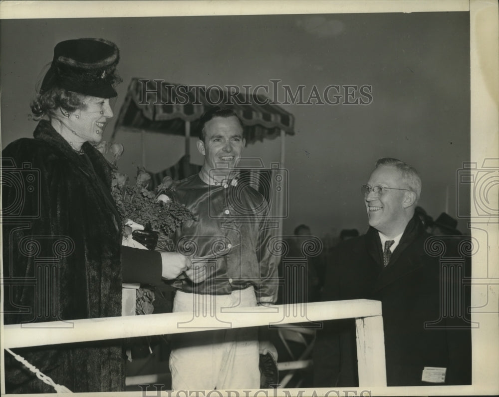 1945 Press Photo Jockey R. Summers wins Bay Meadows Handicap at Sam Mateo - Historic Images