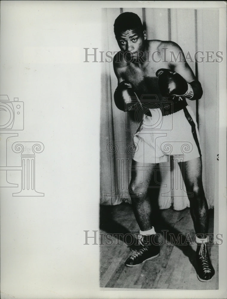 Press Photo Heavyweight boxing champion Floyd Patterson poses for photo - Historic Images