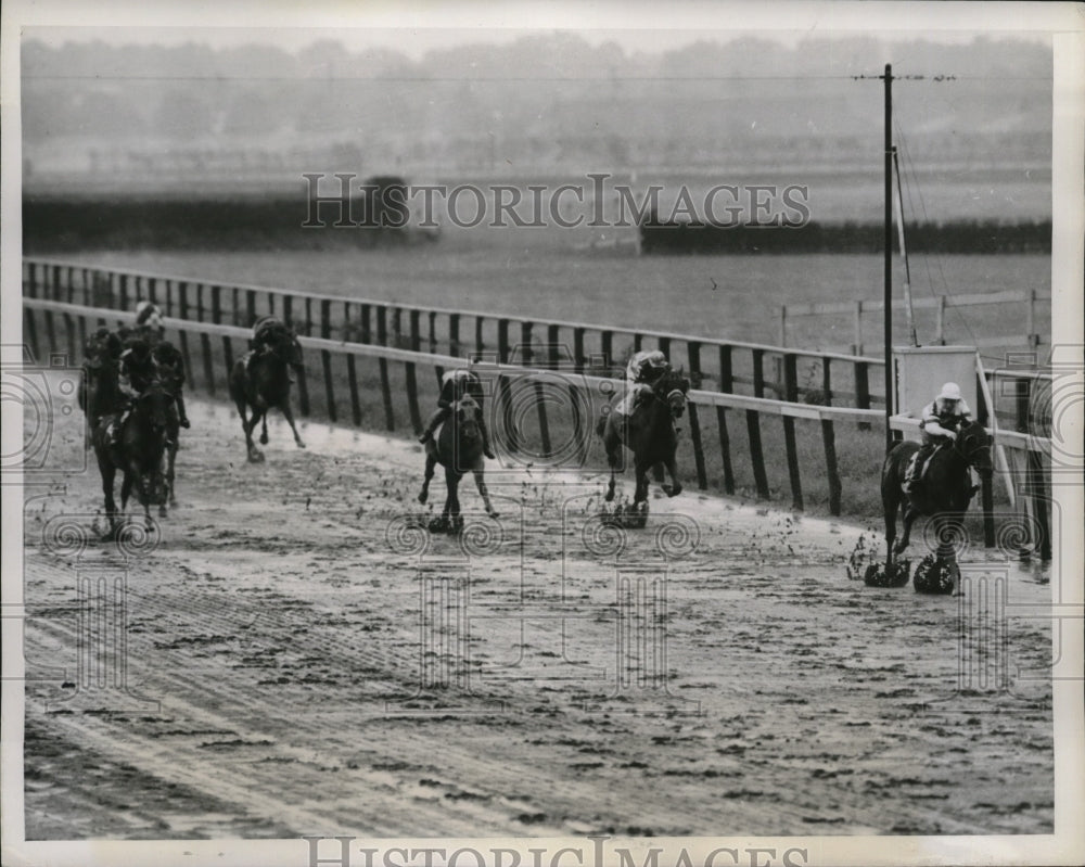 1944 Press Photo Herb Lindberg rides Our Candidate to win at Aqueduct race track - Historic Images