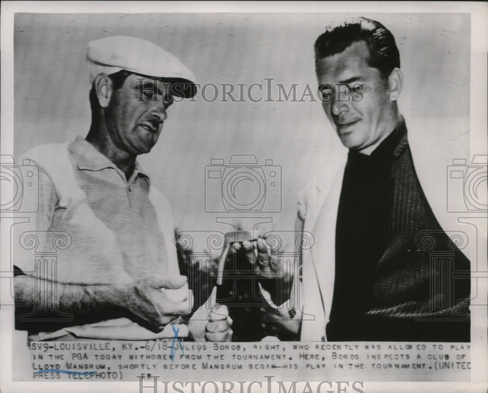 1952 Press Photo Golfers Julius Boros, Lloyd Mangrum inspect Mangrum&#39;s clubs- Historic Images