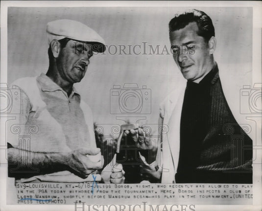 1952 Press Photo Golfers Julius Boros, Lloyd Mangrum inspect Mangrum's clubs- Historic Images