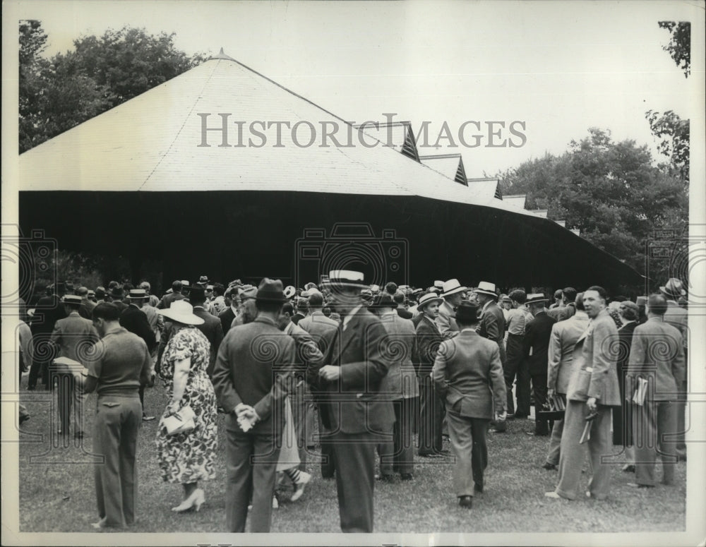 1937 Press Photo Crowd watches race on photo-finish projector, Saratoga Springs- Historic Images