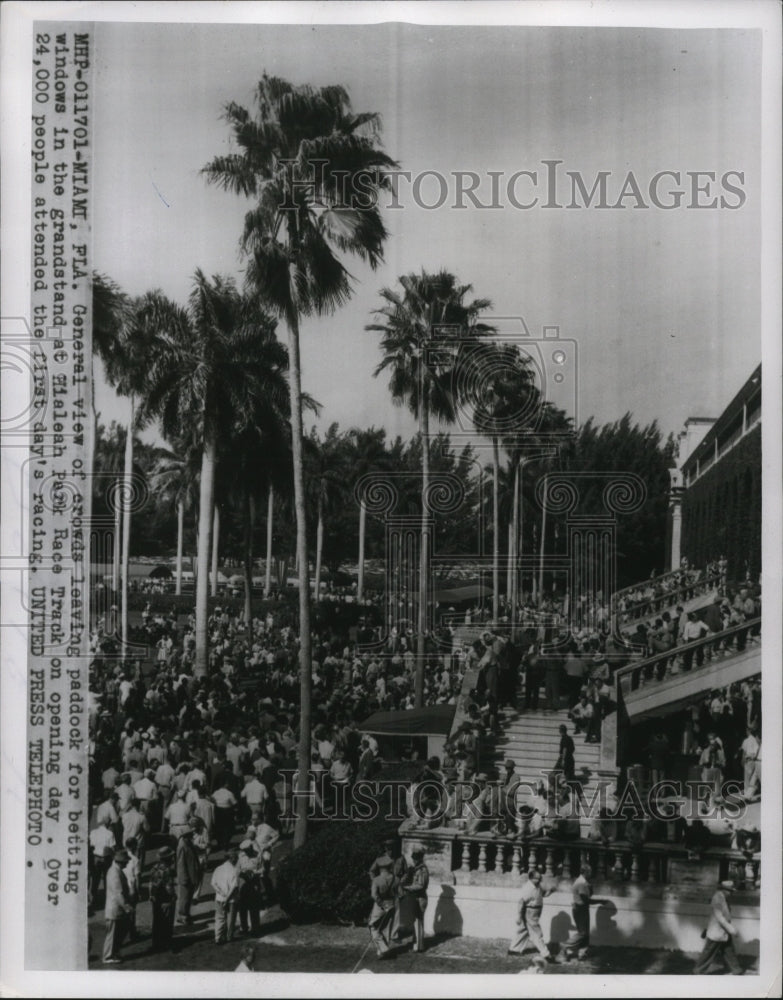 1955 Press Photo Crowds leave paddock for betting windows at Hialeah Park, FL- Historic Images