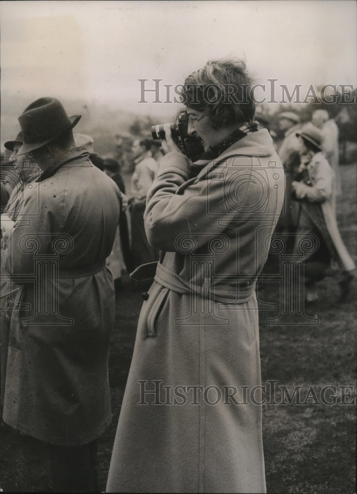 1936 Press Photo Golfer Enid Wilson spectating a Curtis Cup golf match - Historic Images