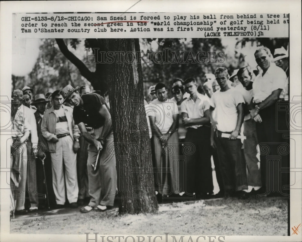 1949 Press Photo Golfer Sam Snead plays from behind tree at Tam O'Shanter - Historic Images