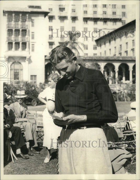 1935 Press Photo Golfer Horton Smith turns in his card at Miami Biltmore Open - Historic Images