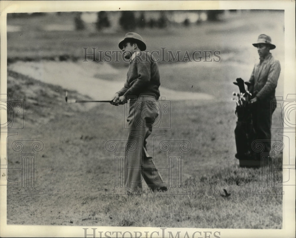 1935 Press Photo Golfer Orville White plays out of sand at Mid-South tourney - Historic Images