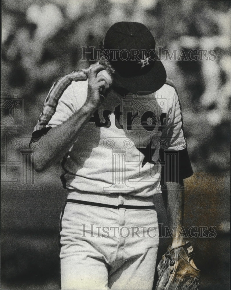 1982 Press Photo Astros pitcher Don Sutton going through his ritual on the mound - Historic Images
