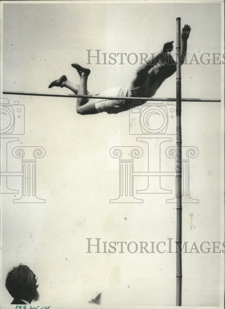 1935 Press Photo American pole vaulter Roy clears the bar at the Stade Columbres - Historic Images