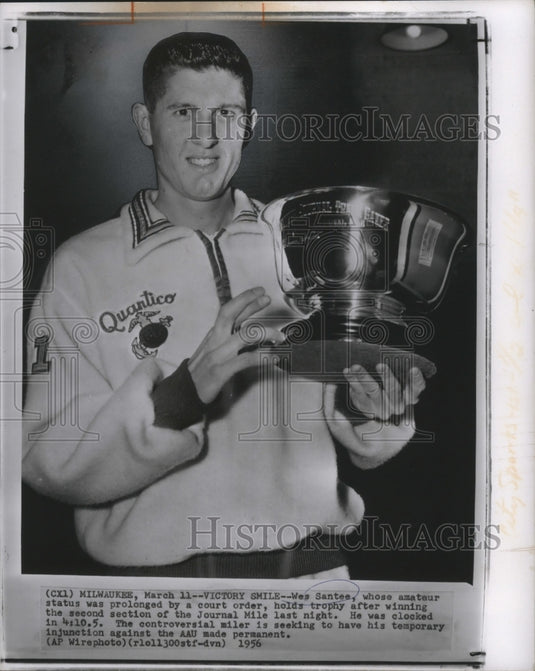 1956 Press Photo Mile runner Wes Santee with trophy after winning Journal Mile - Historic Images
