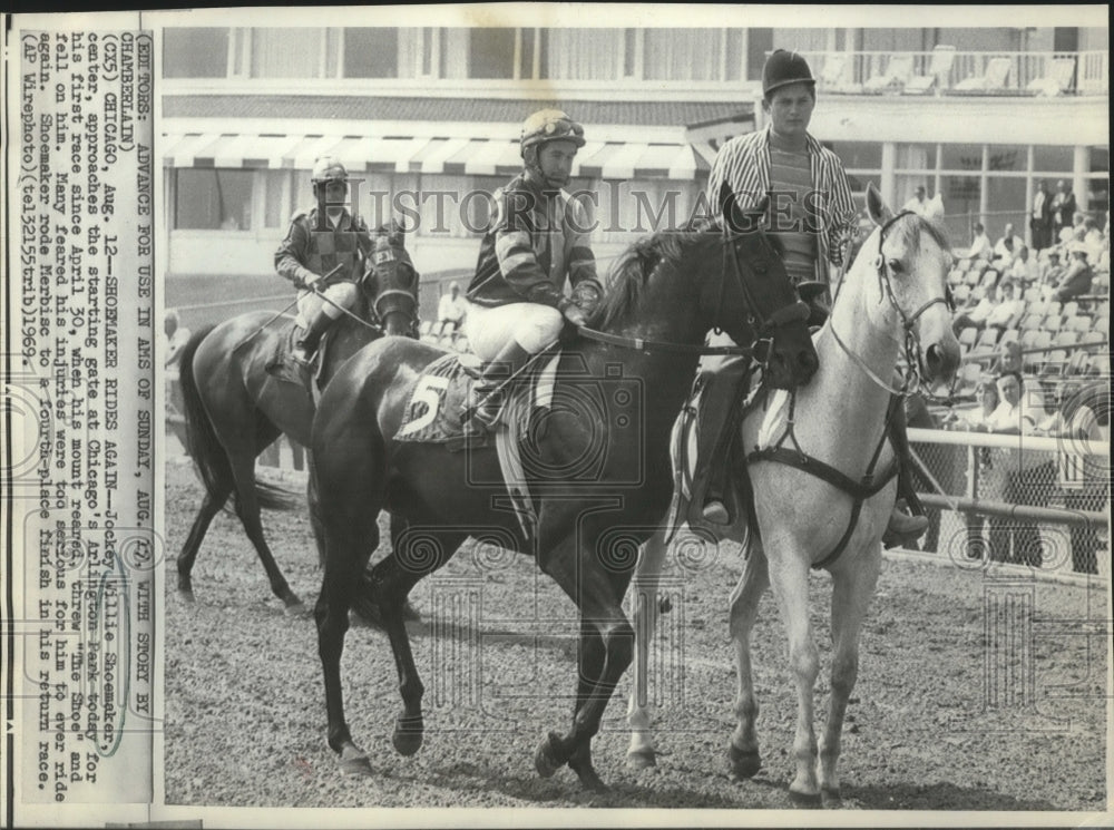 1959 Press Photo Jockey Willie Shoemaker approaches start gate, Arlington Park- Historic Images