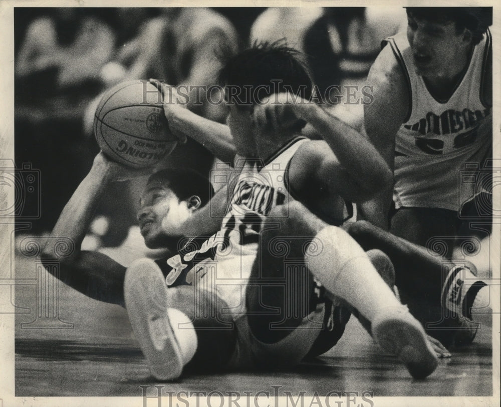 Press Photo Iowa&#39;s Dennis Johnson dives for ball in game against Northwestern - Historic Images