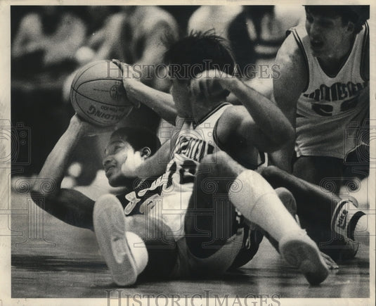 Press Photo Iowa's Dennis Johnson dives for ball in game against Northwestern - Historic Images