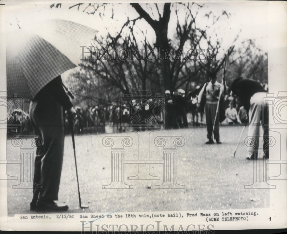 1950 Press Photo Golfer Sam Snead putts on the 18th hole as Fred Haas watches- Historic Images