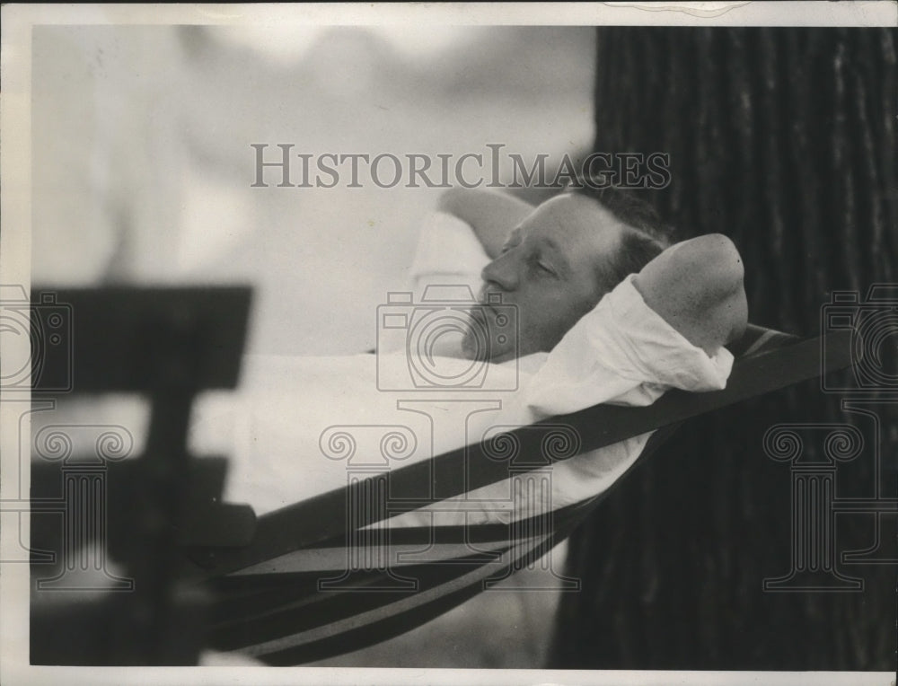 1933 Press Photo MacDonald Smith resting up for National Open at North Shore- Historic Images