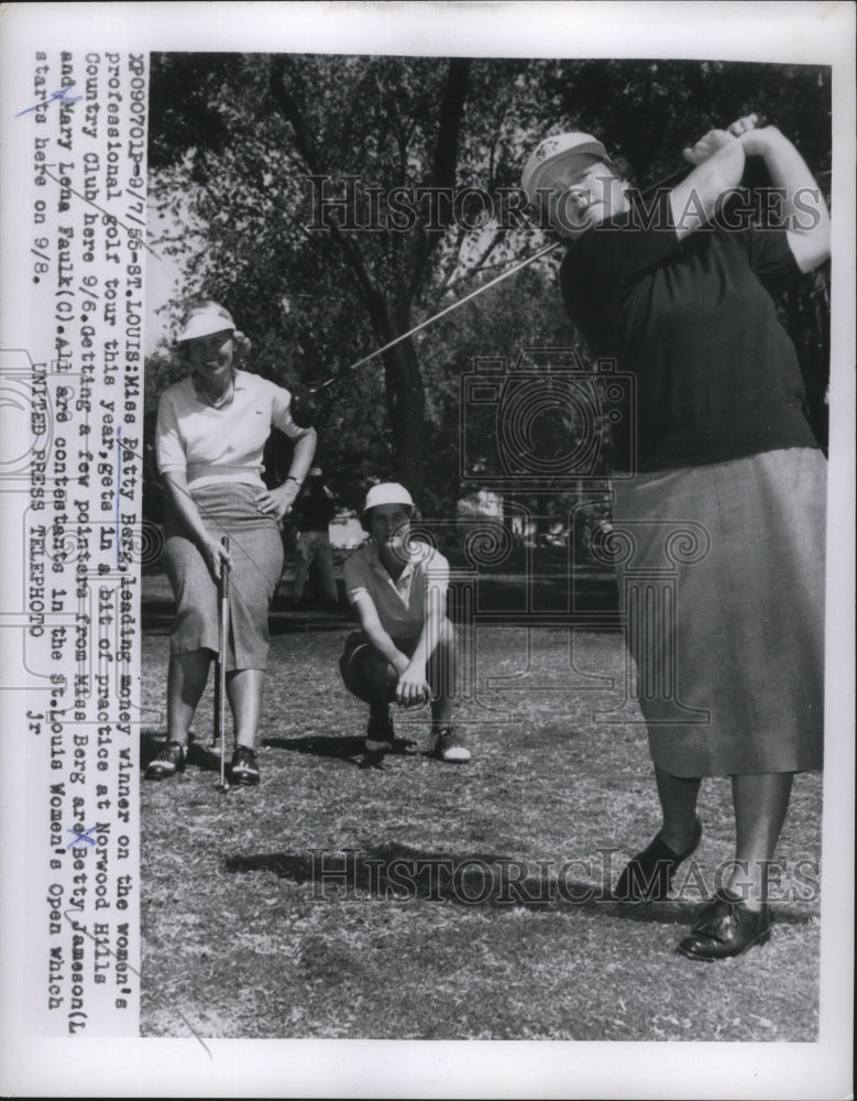 1955 Press Photo Patty Berg practicing for Women&#39;s Open in St. Louis - nes52702- Historic Images