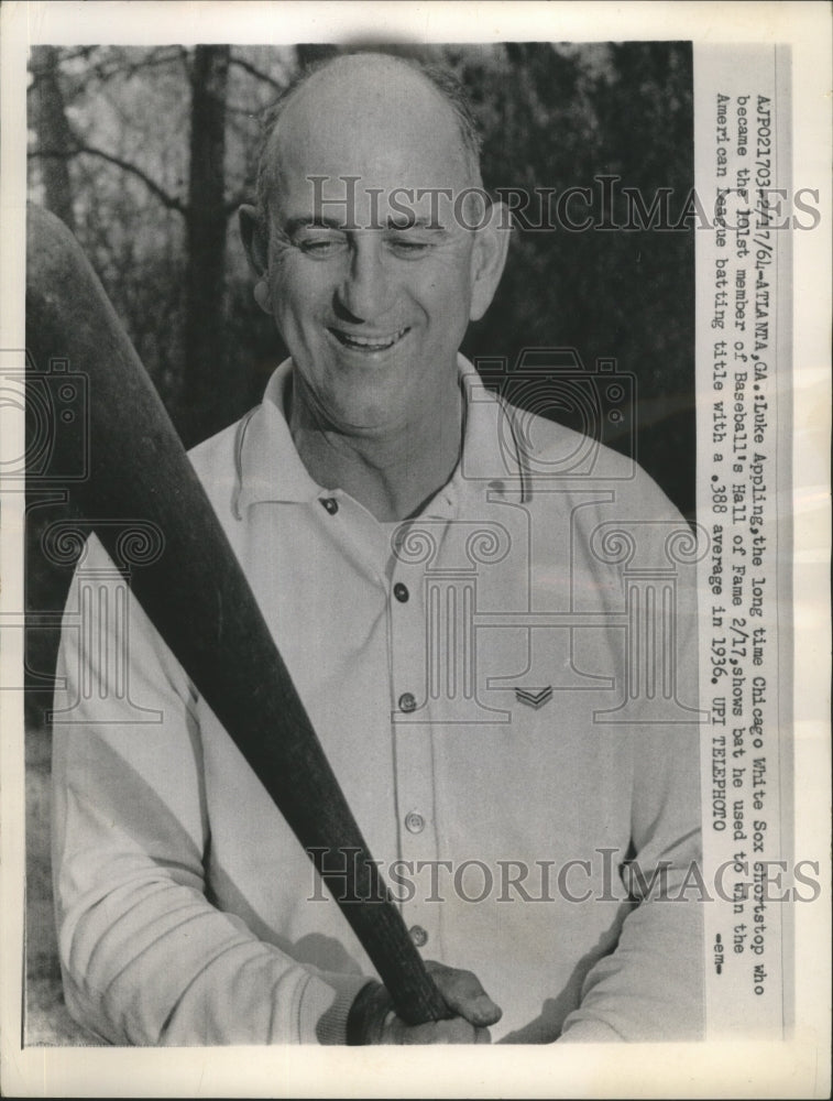 1964 Press Photo Luke Appling, ex White Sox shortstop, holding historical bat- Historic Images