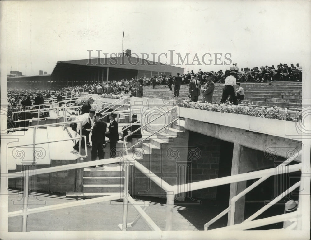 1946 Press Photo new grandstand built to accommodate crowd at Aqueduct Track - Historic Images