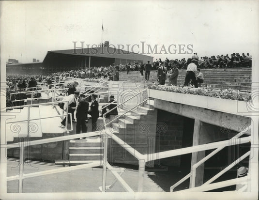1946 Press Photo new grandstand built to accommodate crowd at Aqueduct Track - Historic Images