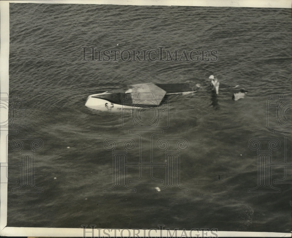 1931 Press Photo Crew of Miss. England II on bottom of boat after race accident - Historic Images