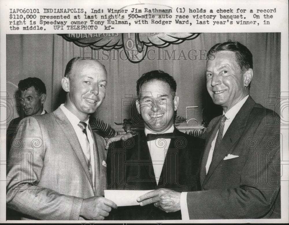 1960 Press Photo Driver Jim Rathmann holds check for winning Indianapolis 500 - Historic Images