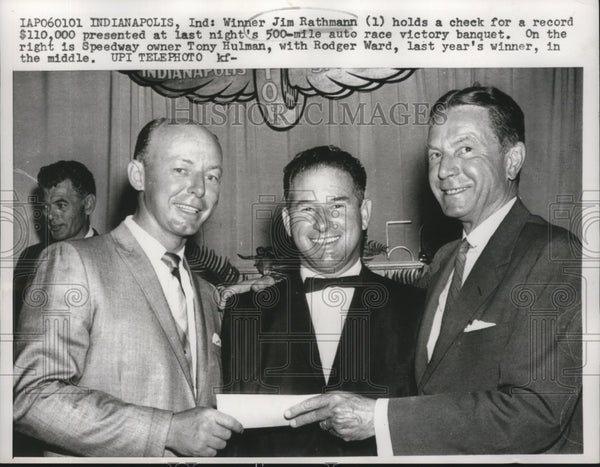 1960 Press Photo Driver Jim Rathmann holds check for winning Indianapo ...