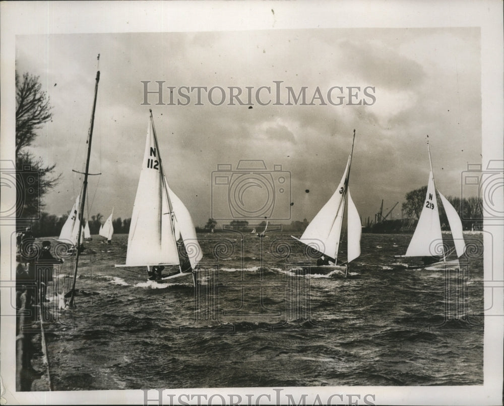 1938 Press Photo Sailboats pass a sunken craft on the Thomas at Putney in London - Historic Images