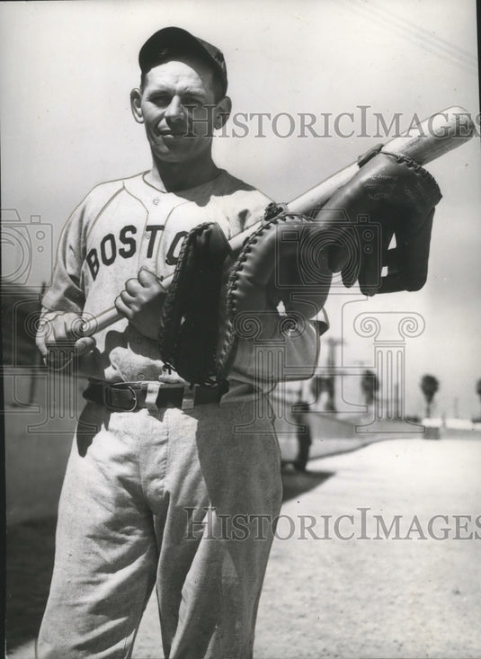 1941 Press Photo Red Sox' Dominic Ryba displays various gloves of his career - Historic Images