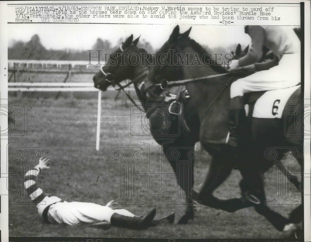 1963 Press Photo W Martin thrown at Hurdle race at Kempton Park England race - Historic Images