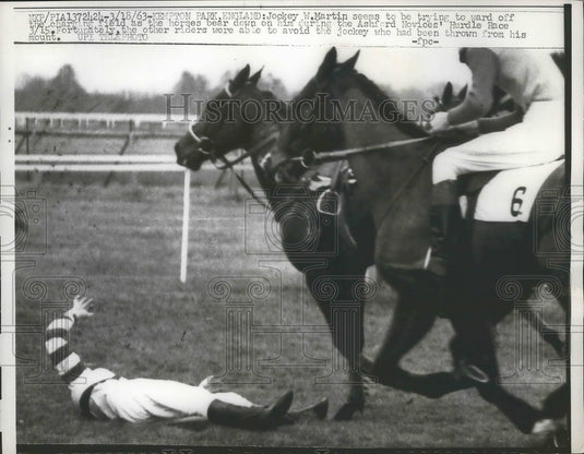 1963 Press Photo W Martin thrown at Hurdle race at Kempton Park England race - Historic Images