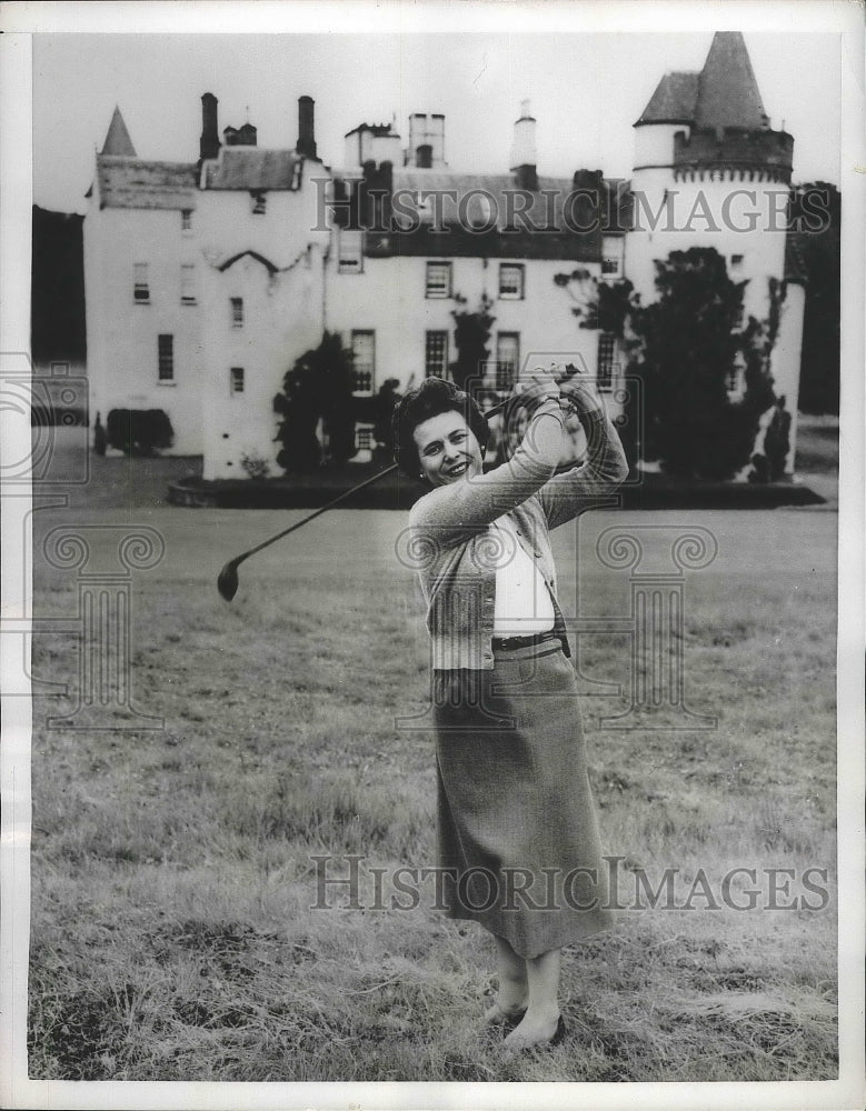 1954 Press Photo Cioia Marconi daughter of wireless inventor golfs at Scotland- Historic Images