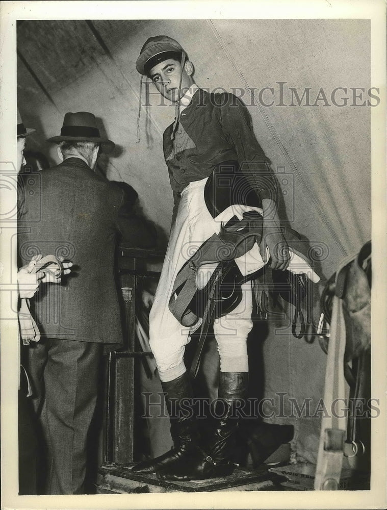 1938 Press Photo Clarence Hobbs jockey for Battleship at United Hunts course - Historic Images