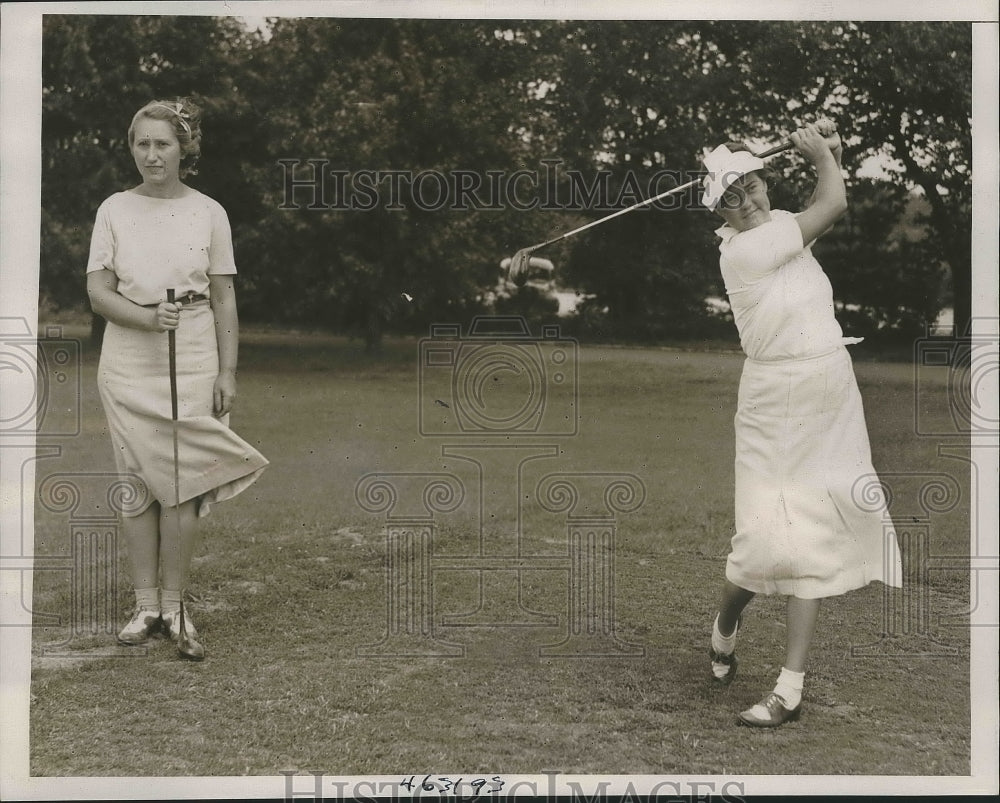 1938 Press Photo Mrs Harry McNaughton, Mrs Charles Leichner golf at Long Island- Historic Images