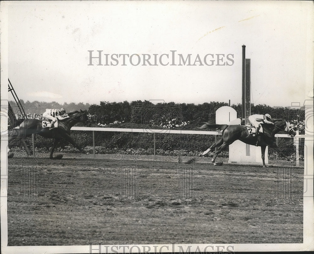 1945 Press Photo Belmont NY race Conn McCreary in Adonis vs Running Dream - Historic Images