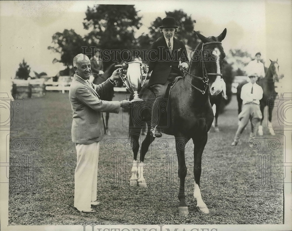 1933 Press Photo Richard Heather presents Good Hands trophy to Muriel Pedersen - Historic Images