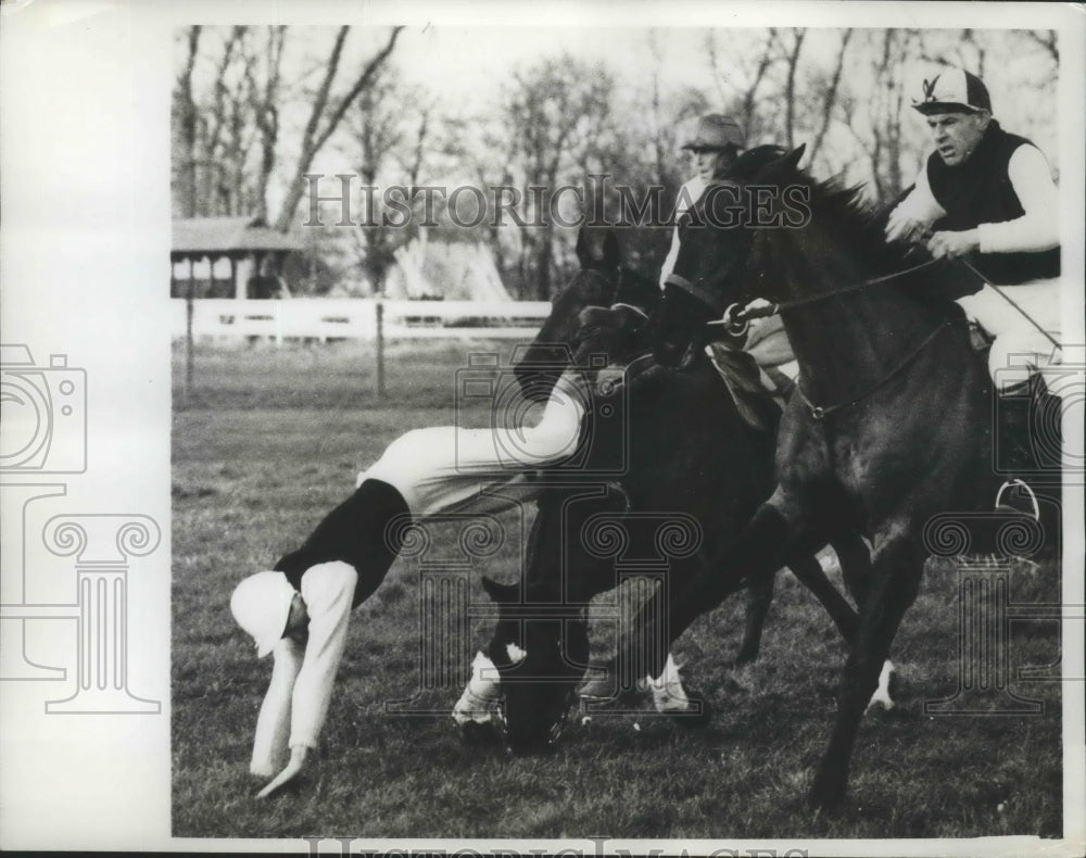 1961 Press Photo JR French watches G Harwood fall at Royal Windsor steeeplechase - Historic Images