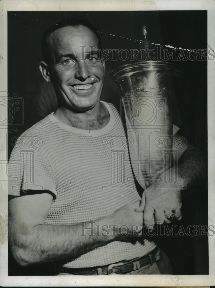 1946 Press Photo Smiley Quick Holds Trophy He Won by Defeating Louis Stafford - Historic Images