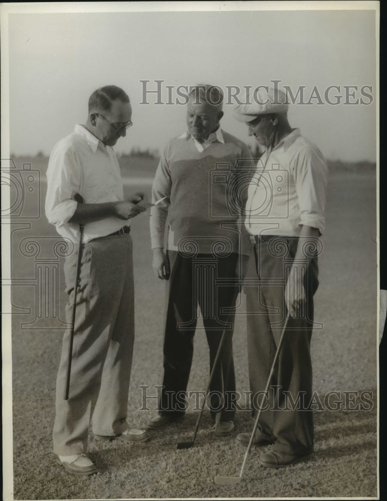 1933 Press Photo Thomas Nailes Defeats I.C. Sledge and John Hammer in Golf Match- Historic Images