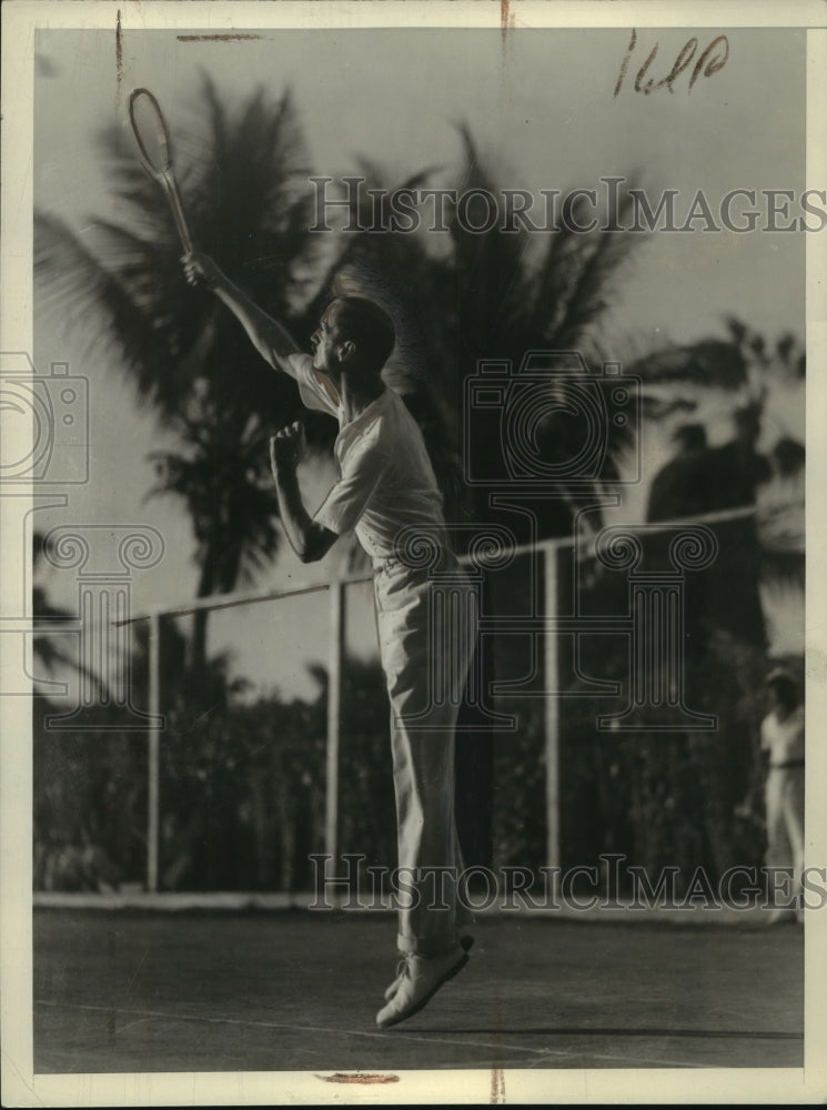1935 Press Photo Sir Bede Clifford Governor of Bahamas at a tennis court - Historic Images