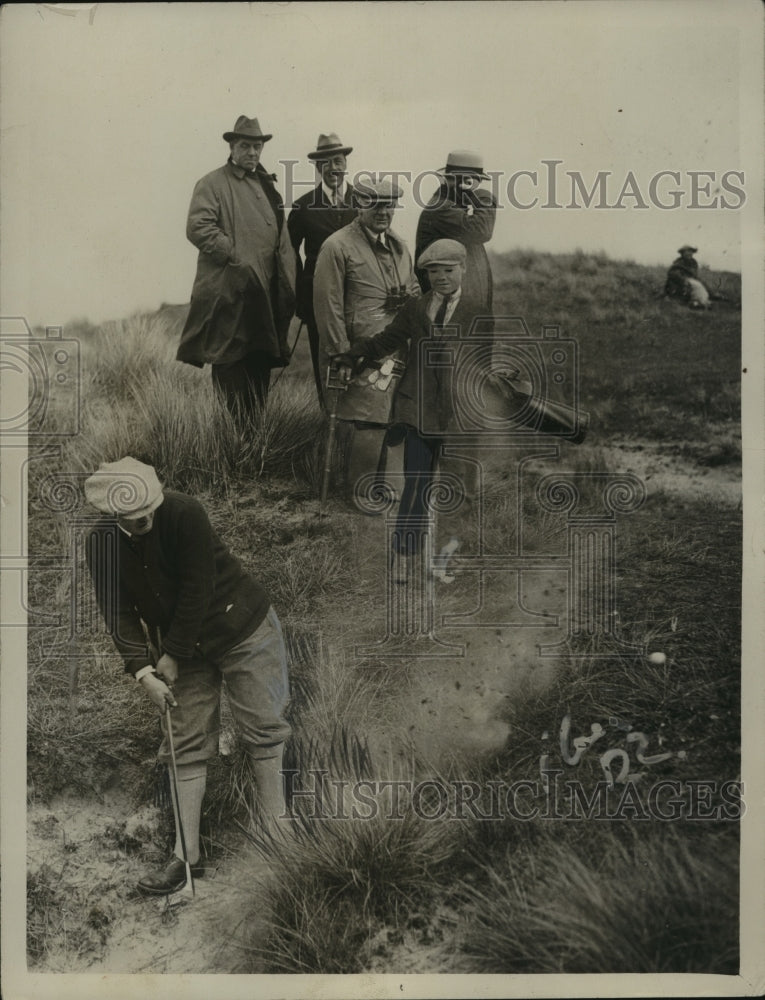 1923 Press Photo Dr CF Willing of US in bunker at Cambridge Golf Society - Historic Images