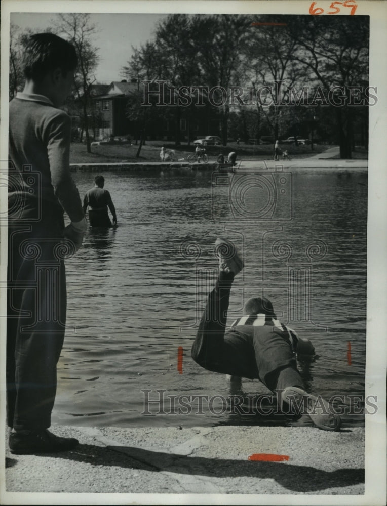 1962 Press Photo Young boy falls in pond at Bowne Park in Fllushing NY - Historic Images